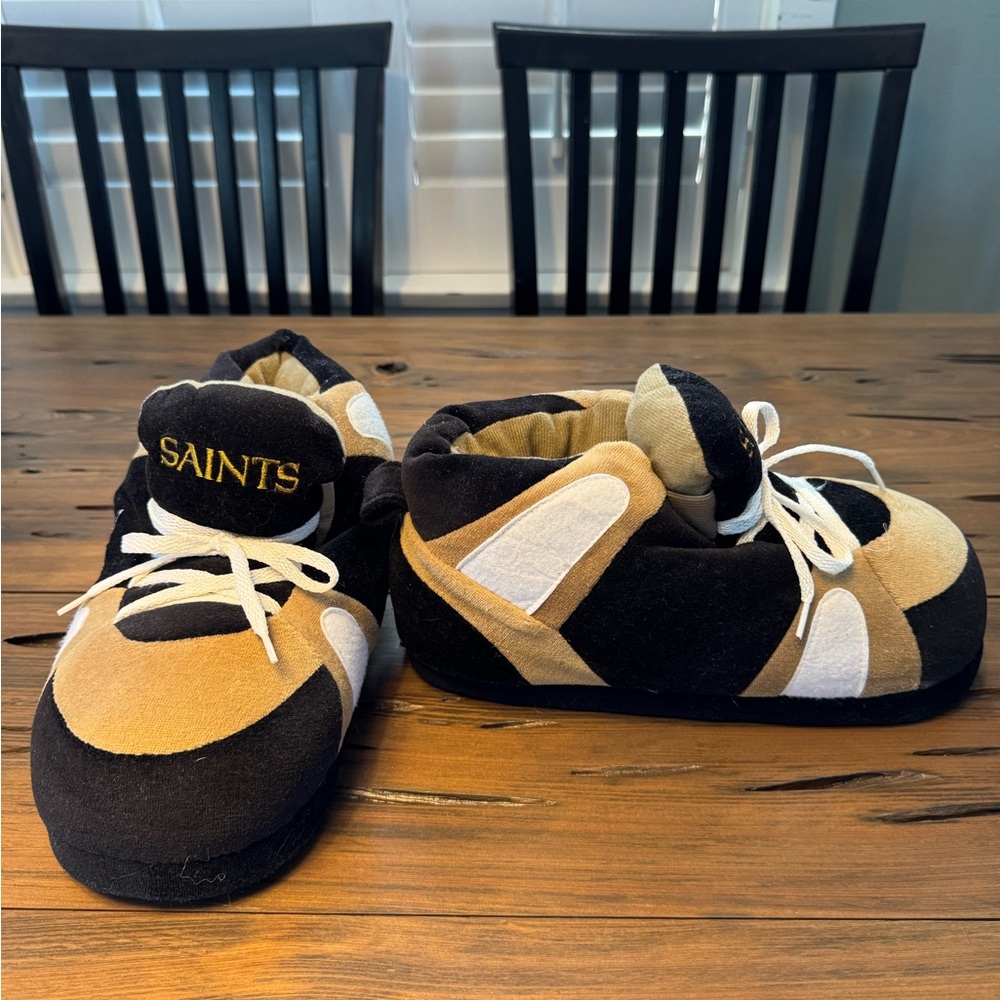 New Orleans Saints Cozy Plush Slipper Sneakers LG | Women’s 8-10 / Men’s 7-9